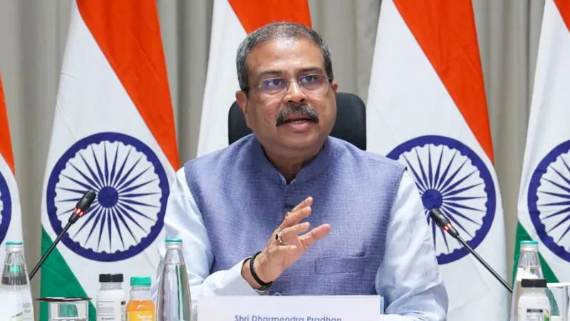 टूटी पसलियां, ऑक्सीजन सपोर्ट के साथ छात्रा ने दिया RE-NEET एग्जाम, शिक्षा मंत्री धर्मेंद्र प्रधान ऐसे बने ’देवदूत’