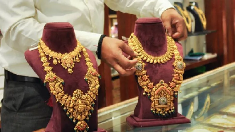 सोना-चांदी में 3 प्रतिशत तक की आई गिरावट, निवेशकों की बढ़ी टेंशन
