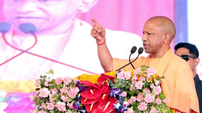 योगी सरकार के प्लान से हाथरस बनेगा अर्बन सेंटर, इंडस्ट्रियल मैन्युफैक्चरिंग हब बनाने के लिए जुड़ेंगे 50 से ज्यादा गांव