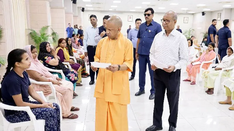 जनता दर्शन: बच्ची से बोले सीएम योगी-सिर्फ पढ़ाई करो, बाकी हम पर छोड़ दो