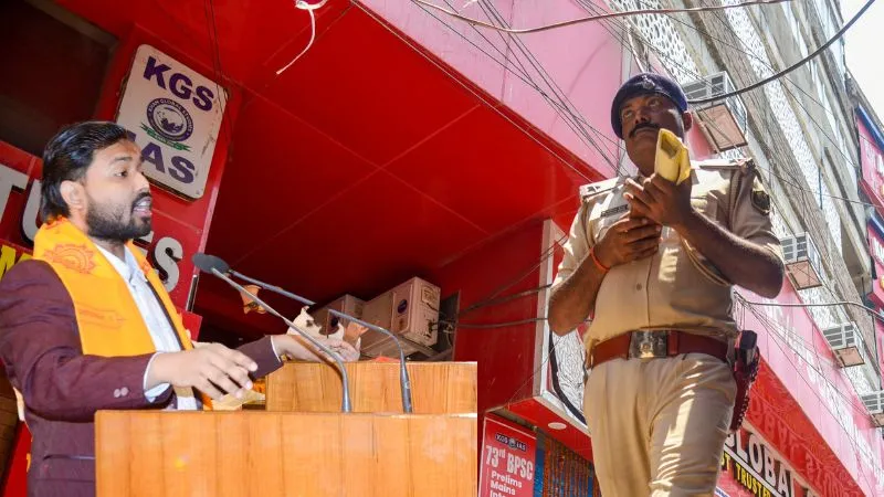 कोचिंग फायरिंग मामले में नया मोड़, बॉडीगार्ड ने पलट दिया पूरा खेल! खान सर पर संगीन धाराओं में केस दर्ज