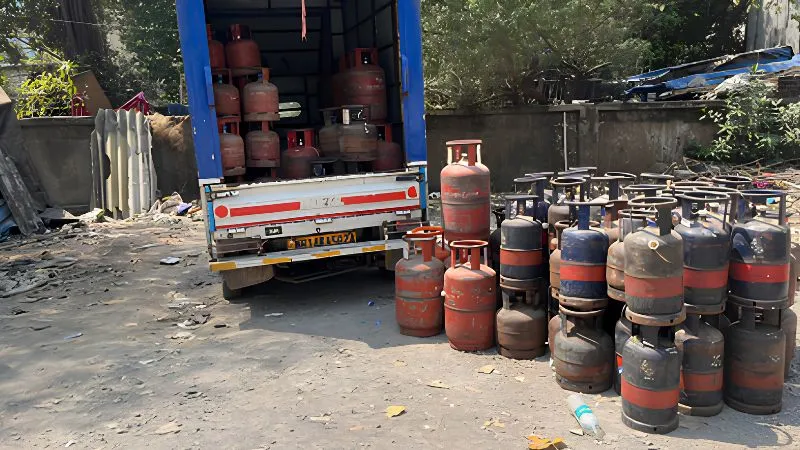 महंगाई का नया झटका… कमर्शियल LPG सिलेंडर फिर हुआ महंगा, जानें कितनी बढ़ी कीमत