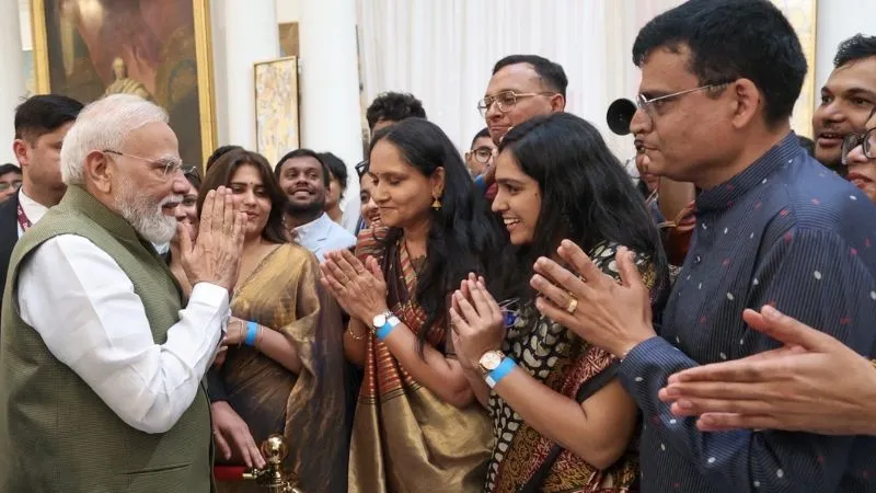 फ्रांस पहुंचते ही छाए PM मोदी, भारतीय समुदाय के लोगों किया जोरदार स्वागत; आज मैक्रों संग करेंगे 'भारत इनोवेट्स 2026' का उद्घाटन