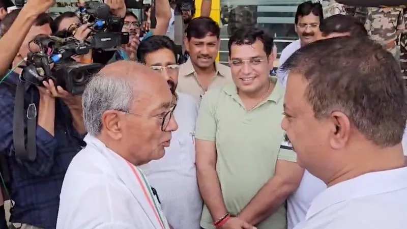 कांग्रेस के 38 विधायकों ने बेंगलुरु के लिए भड़ी उड़ान, मध्य प्रदेश की राजनीति में कुछ बड़ा होने वाला है!