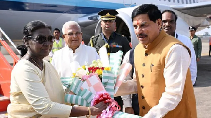 राष्ट्रपति द्रौपदी मुर्मु पांच दिवसीय मध्य प्रदेश दौरे पर पहुंचीं इंदौर, सीएम मोहन यादव ने किया स्वागत