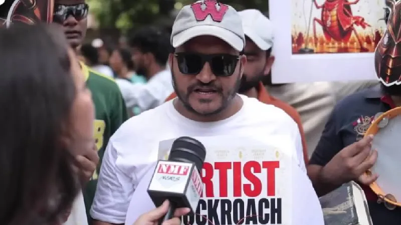 कॉकरोच के Protest में गूंजा हर हर महादेव तो बौखला गये ढपली गैंग ने देखिये क्या किया?