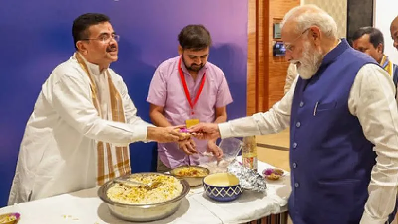 मोदी सरकार के 12 साल पूरे, सीएम सुवेंदु अधिकारी ने प्रधानमंत्री मोदी को खिलाई झालमुड़ी