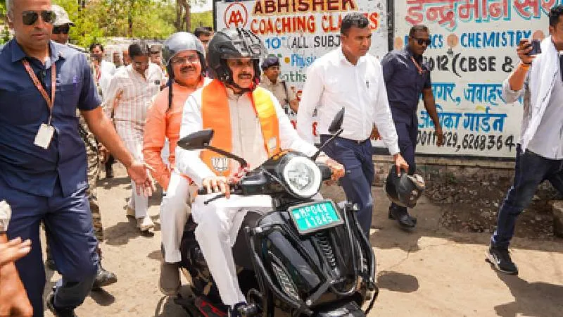 EV स्कूटी से 12वीं टॉपर के घर पहुंचे CM मोहन यादव, छात्र-छात्राओं से भी किया संवाद