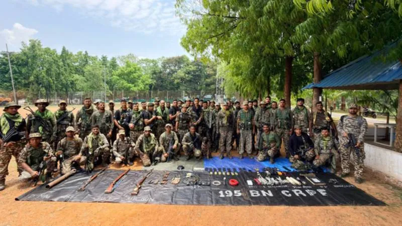 बस्तर में नक्सलियों पर कड़ा प्रहार, भारी मात्रा में हथियार और विस्फोटक बरामद