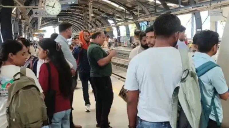 नोएडा सेक्टर-16 मेट्रो स्टेशन पर बड़ा हादसा टला, मेट्रो के सामने कूदा शख्स, मची अफरा-तफरी