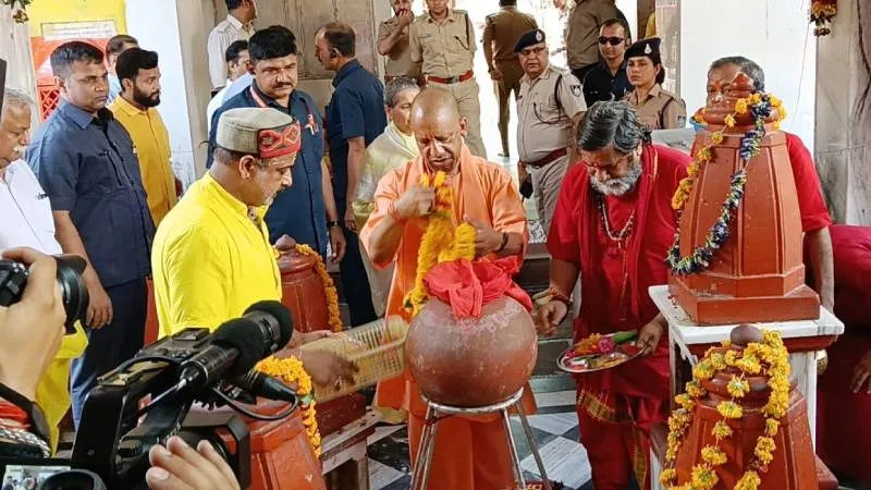 CM योगी ने पीताम्बरा पीठ में मां बगलामुखी के दर्शन कर पूजा-अर्चना की, तुवन मंदिर में भी टेका माथा