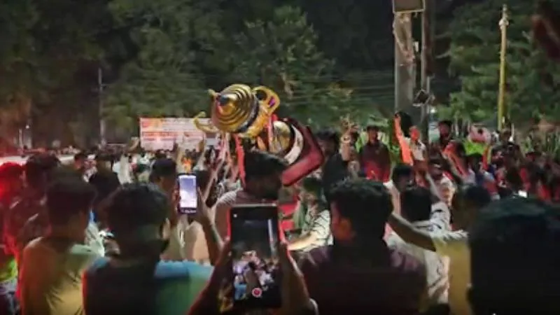 IPL2026:  RCB की लगातार दूसरी खिताबी जीत, कर्नाटक में फैंस ने सड़कों पर उतर मनाया जश्न