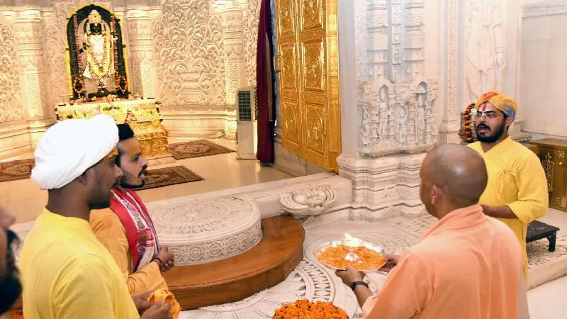 रामनगरी पहुंचे CM योगी, हनुमानगढ़ी और रामलला के चरणों में टेका माथा, संतों से मुलाकात कर लिया आशीर्वाद