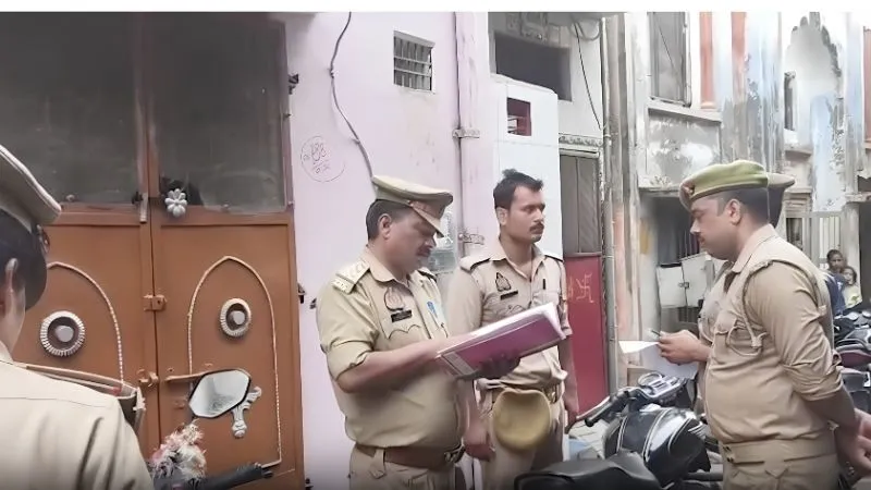 राम मंदिर दान चोरी विवाद: आरोपियों पर पुलिस का कसा शिकंजा, टिन्नू यादव समेत 8 लोगों के घर पुलिस की दबिश