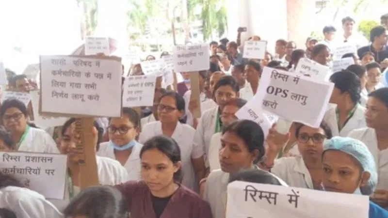 रांची रिम्स में कर्मचारियों का हंगामा, तीन महीने से नहीं मिला वेतन