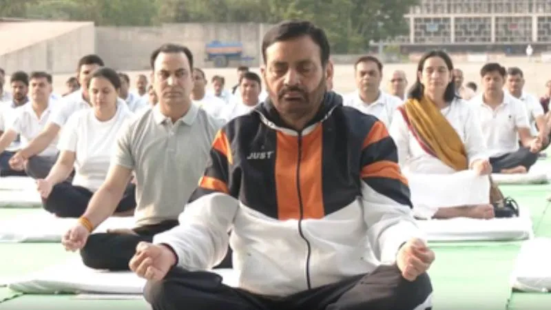 योग दिवस से पहले हरियाणा विधानसभा में योग, CM सैनी ने गिनाया PM मोदी का योगदान