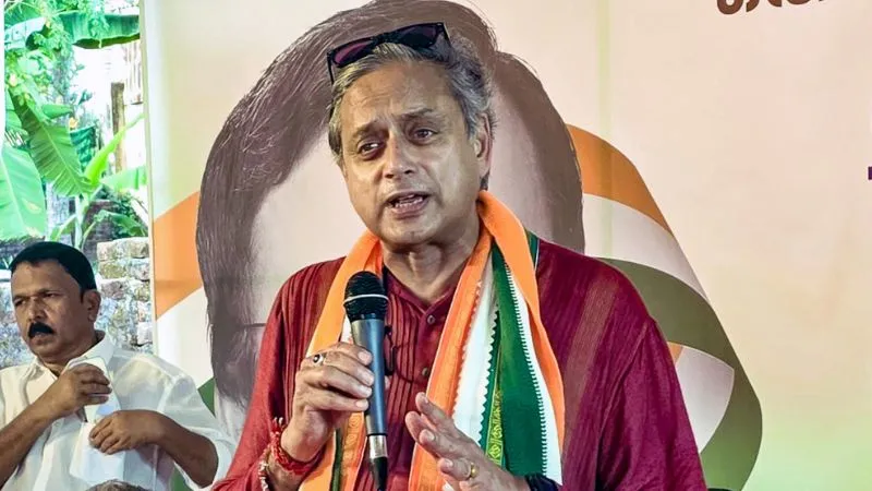 फिर PM मोदी के समर्थन में आए शशि थरूर, ऐसा क्या बोल दिया? टेंशन में आ गई कांग्रेस