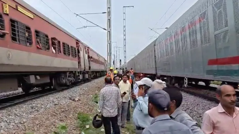 MP में बड़ा हादसा: आग लगने की अफवाह में कूद पड़े यात्री, दूसरी ओर से आ रही ट्रेन की चपेट में आए, 4 लोगों की मौत