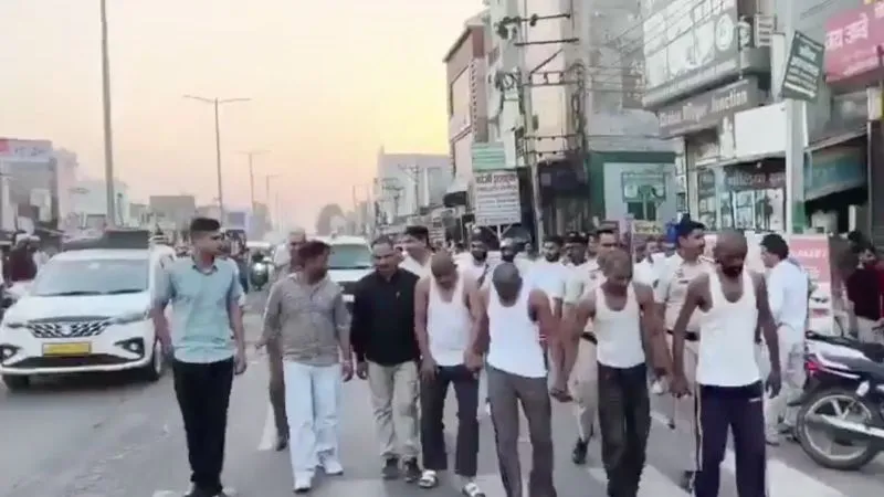 कैथल में सुओं से हमला करने के आरोपियों पर सख़्त एक्शन, पुलिस ने अर्धनग्न और गंजा कर निकाला जुलूस, VIDEO
