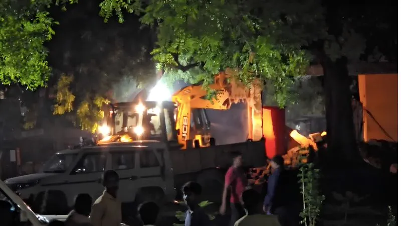 वाराणसी में फिर गरजा 'बाबा का बुलडोजर', रेलवे की जमीन पर खड़ी मजार-मस्जिद सब ध्वस्त ! पुलिस फोर्स तैनात