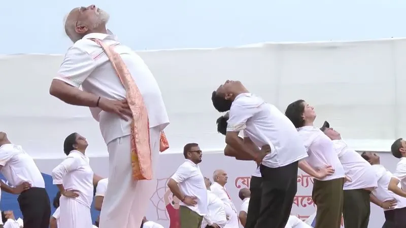 कोलकाता में PM मोदी ने किया योग, बंगाल की सफाई मुहिम को बताया 'शानदार पहल'; जानें क्या कहा