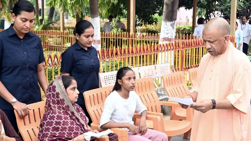 CM योगी का बड़ा एक्शन... जनता दर्शन में जमीन विवाद पर अधिकारियों को दिया सख्त निर्देश, बोले- किसी को परेशान होने की जरूरत नहीं