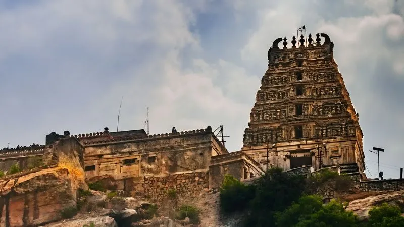 श्रद्धालुओं की भीड़ के बीच इस फेमस मंदिर का चढ़ावा हुआ चोरी, पुजारी समेत 6 लोगों पर गिरी गाज