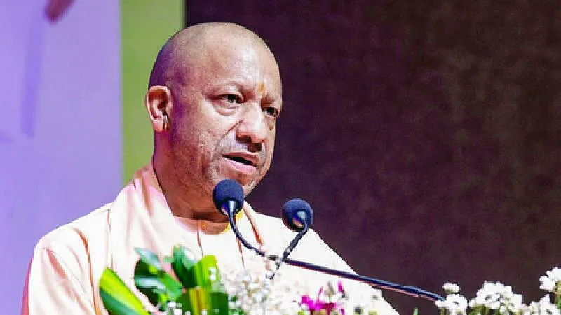 सीएम योगी की उपस्थिति में एक साथ लगाए गए 200 से अधिक पौधे, मुख्यमंत्री ने स्कूली बच्चों के साथ ली सेल्फी