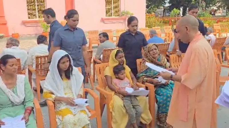 गोरखपुर : जनता दर्शन में CM योगी ने सुनीं लोगों की समस्याएं, बोले-धन के अभाव में नहीं रुकेगा इलाज