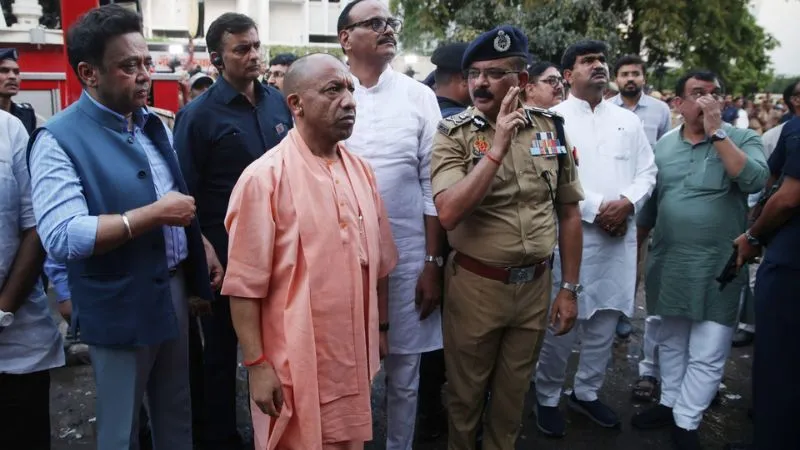 लखनऊ अग्निकांड केस में बड़ा खुलासा, 2016 में 2 महीने के अंदर पलटा गया ध्वस्तीकरण आदेश...SIT के रडार पर बड़े-बड़े अफसर