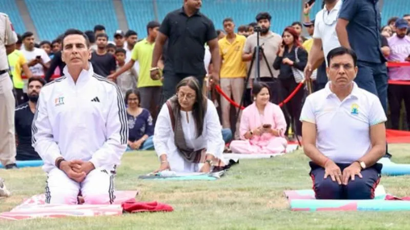 International Yoga Day 2026: योग दिवस पर छाए अक्षय कुमार, केंद्रीय मंत्री मनसुख मंडाविया और 3000 लोगों संग मिलकर किया योगा