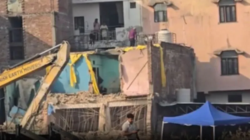 न प्रशासन, न इंतजार - BJP ने खुद तोड़ा अपना ऑफिस, बंगाल में चौंकाने वाला कदम!