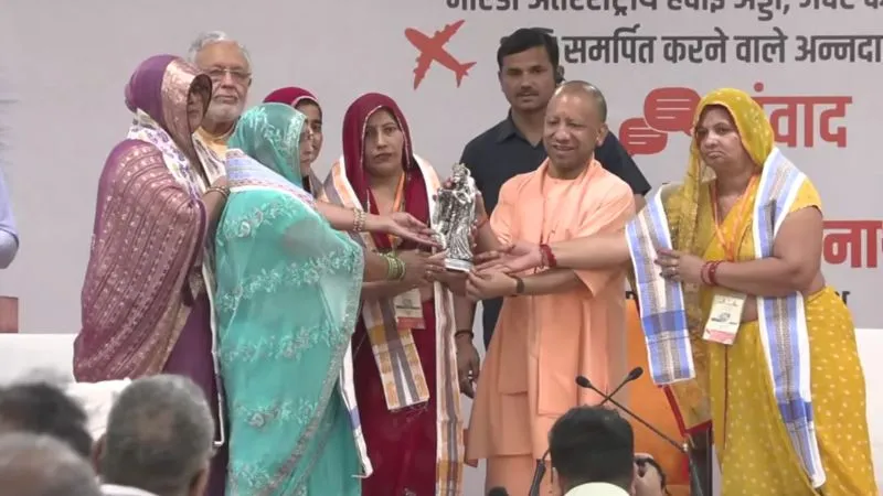 'हमारी जमीन गई, हम खुश हैं', जेवर एयरपोर्ट से उड़ी पहली फ्लाइट में बैठे किसान और महिलाएं, CM योगी से मिल जो बोले, वायरल है