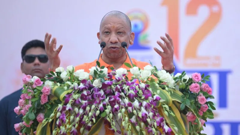 CM योगी ने योग दिवस पर विपक्षियों पर कसा तंज, बोले-दूषित मन और मलिन आत्मा वालों ने बुंदेलखंड को किया था बदनाम