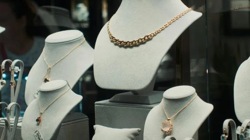 Gold-Silver Price: सोना-चांदी धड़ाम! 70 हजार रुपये सस्‍ता हो गया सिल्‍वर, गोल्‍ड के कितने गिर गए दाम? जानिए आज के ताजा भाव