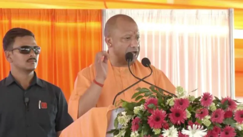 बलरामपुर: मंच पर पहुंचे CM योगी को देखे, लोगों ने लगाए जय श्री राम व बुलडोजर बाबा के नारे