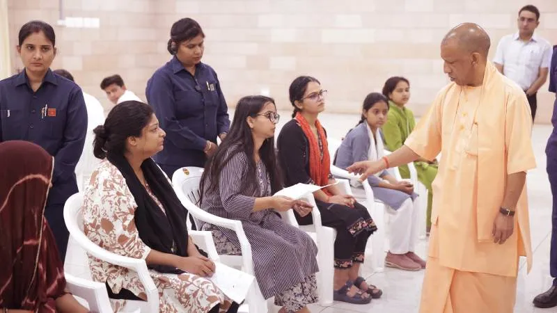 किसी को परेशान होने की जरूरत नहीं, सरकार हर परिस्थिति में 25 करोड़ प्रदेशवासियों के साथः मुख्यमंत्री योगी आदित्यनाथ