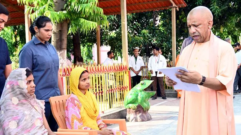 गोरखनाथ मंदिर में CM योगी ने 200 लोगों का सुना दर्द, बोले- हर समस्या का तुरंत समाधान हो