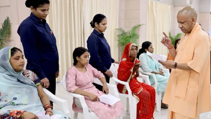 जनता दर्शन में CM योगी ने सुनी लोगो फरियाद, बच्ची को उच्च शिक्षा में मदद का दिया भरोसा