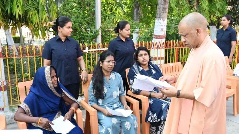 जनता दर्शन: सीएम योगी ने सुनी 200 लोगों की समस्याएं, बोले-धन के अभाव में किसी का इलाज नहीं रुकेगा