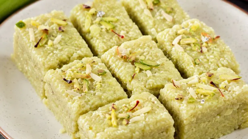 स्वाद और सेहत से भरपूर है 'लौकी कलाकंद', इस गर्मी घर पर बनाएं ये खास मिठाई