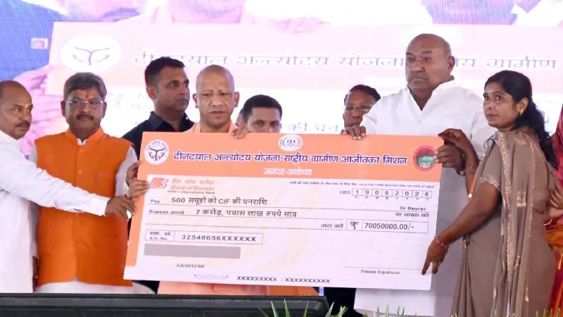 सीएम योगी ने विभिन्न योजनाओं के लाभार्थियों को किया सम्मानित, चेक, चाबी और स्वीकृति पत्र पाकर खिले लोगों चेहरे