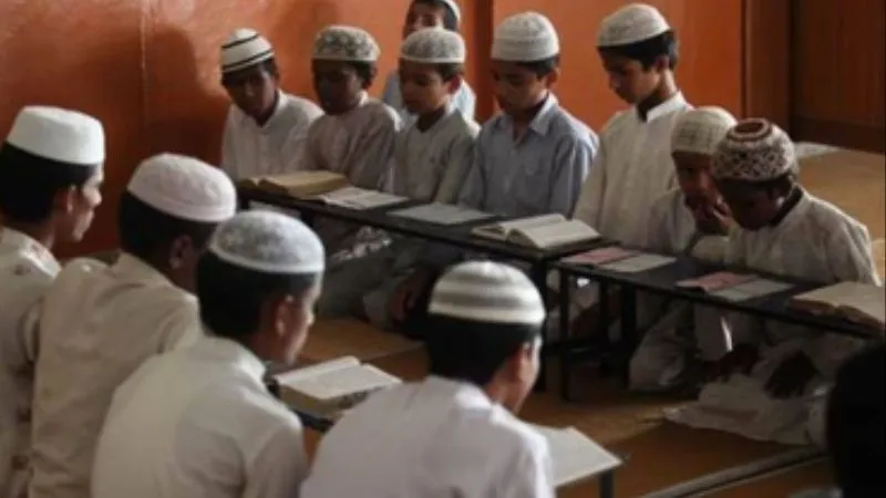 पैरों में बेड़ियां, शरीर पर जख्म…मदरसे की चारदीवारी में खौफ का खुलासा! भागे बच्चों के बयान से मचा हड़कंप