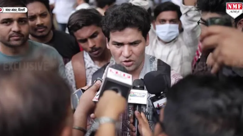 पत्रकारों के बीच फंसा तिलचट्टा पार्टी का प्रवक्ता, सवाल से चिढ़कर बोला- गोदी मीडिया मत बनो!