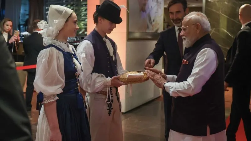 स्लोवाकिया में PM मोदी को क्यों भेंट की गई रोटी और नमक? जानें इसके पीछे का खास मतलब
