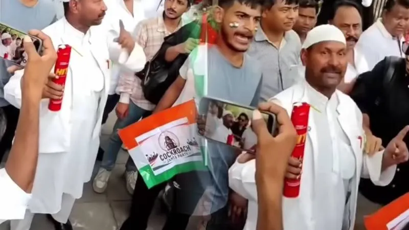 हिट लेकर प्रदर्शन में पहुंचे मुस्लिम ने खोल डाली कॉकरोच जनता पार्टी की पोल! फंस गए अभिजीत दीपके!