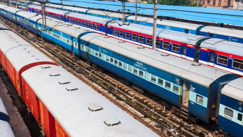यात्रीगण कृपया ध्यान दें! ट्रेन में सिगरेट पीने पर ₹2000 जुर्माना, भीख मांगने वालों पर भी रेलवे का बड़ा एक्शन