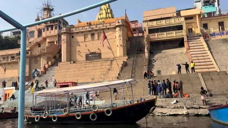 वाराणसी: BJP पार्षद की नाव पर गंगा में पकाया गया चिकन, परोसी गई शराब, VIDEO वायरल होते ही एक्शन, 5 गिरफ्तार