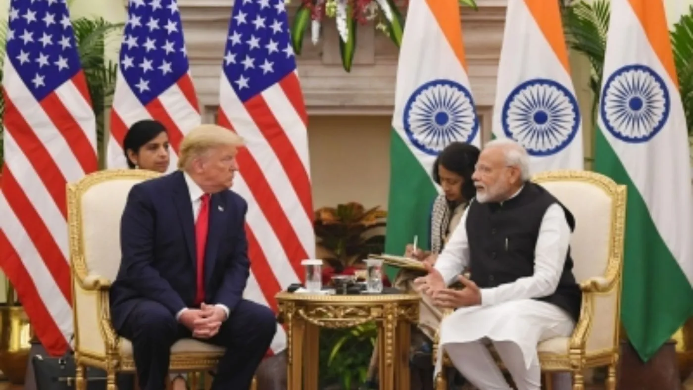 सीढ़ियों पर फिसलते-फिसलते बचे ट्रंप, पीएम मोदी ने दिया सहारा, VIDEO वायरल
