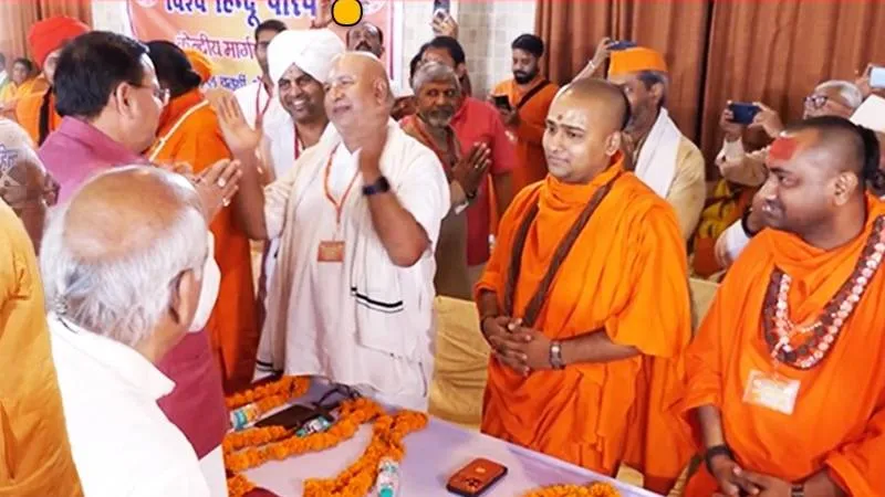 चुनाव से ठीक पहले CM Dhami को मिला साधु संतों का आशीर्वाद ! हो गया सबसे बड़ा ऐलान!
